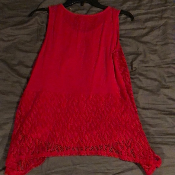 Cute shirt with built in necklace. - Picture 4 of 5